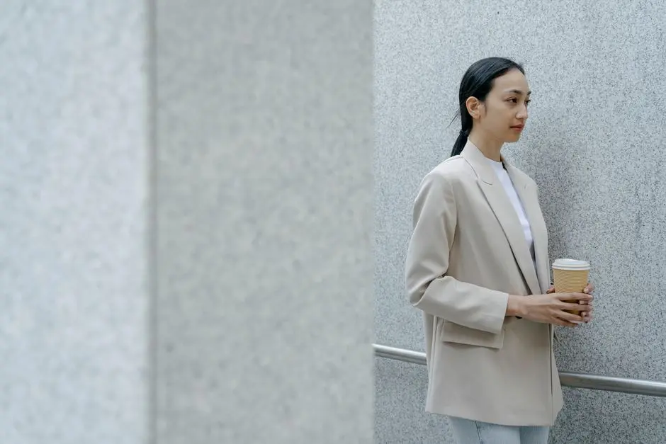 Perempuan mengenakan outfit kerja sederhana dan rapi